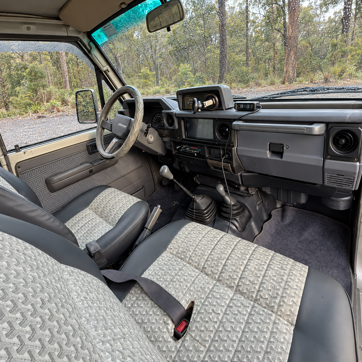 Toyota Land Cruiser 70 FZJ79 pickup dashboard