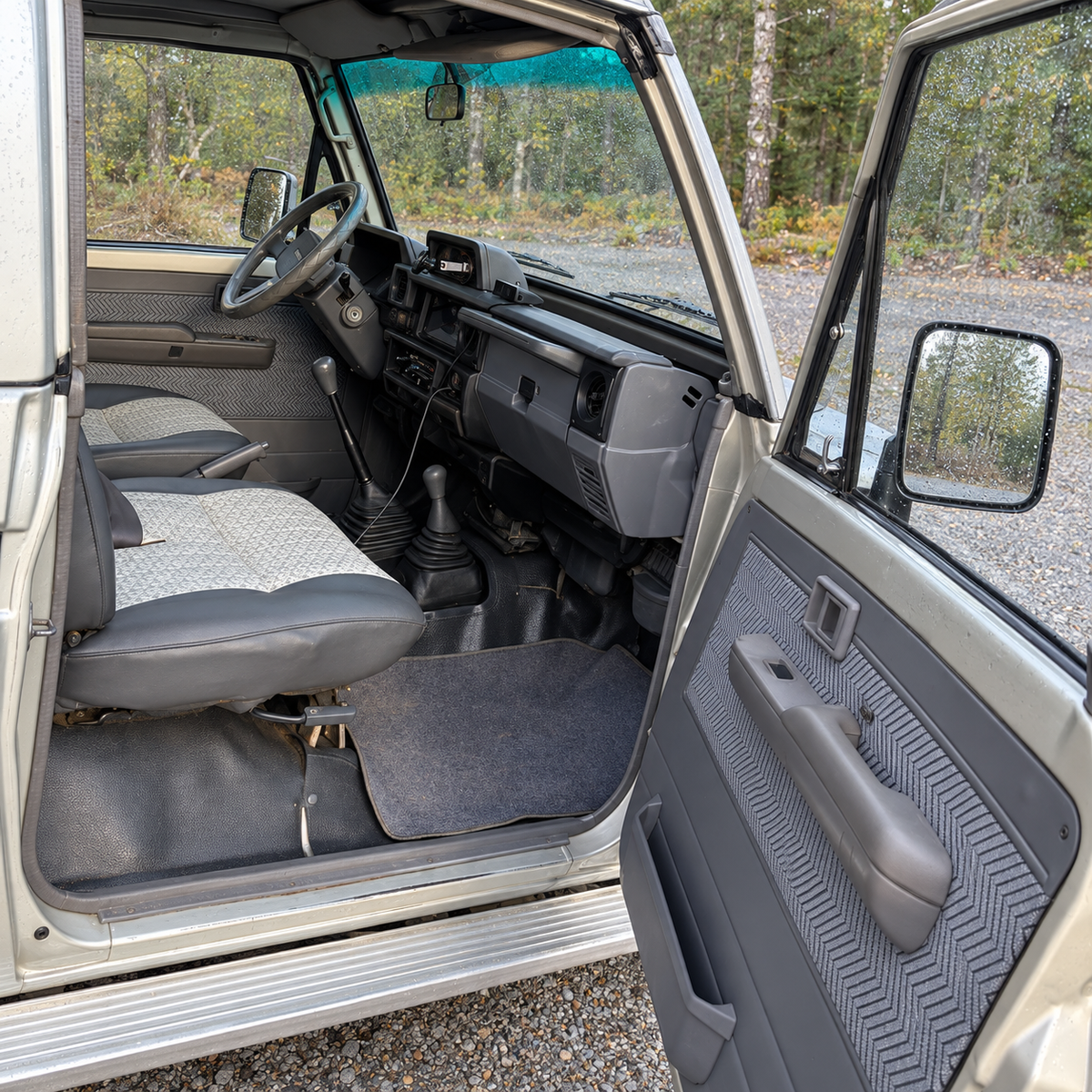 Toyota Land Cruiser 70 FZJ79 pickup passenger door interior