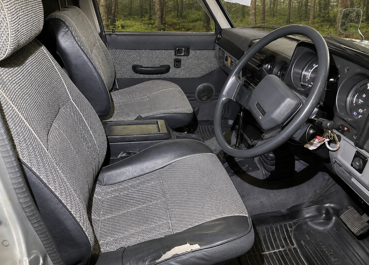1986 Toyota Land Cruiser HJ60 front seats and dashboard