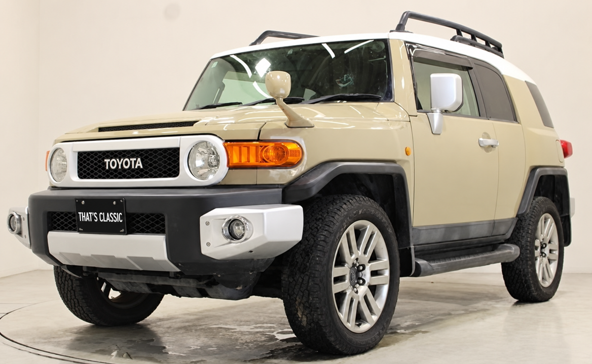 2013 Toyota FJ Cruiser front view