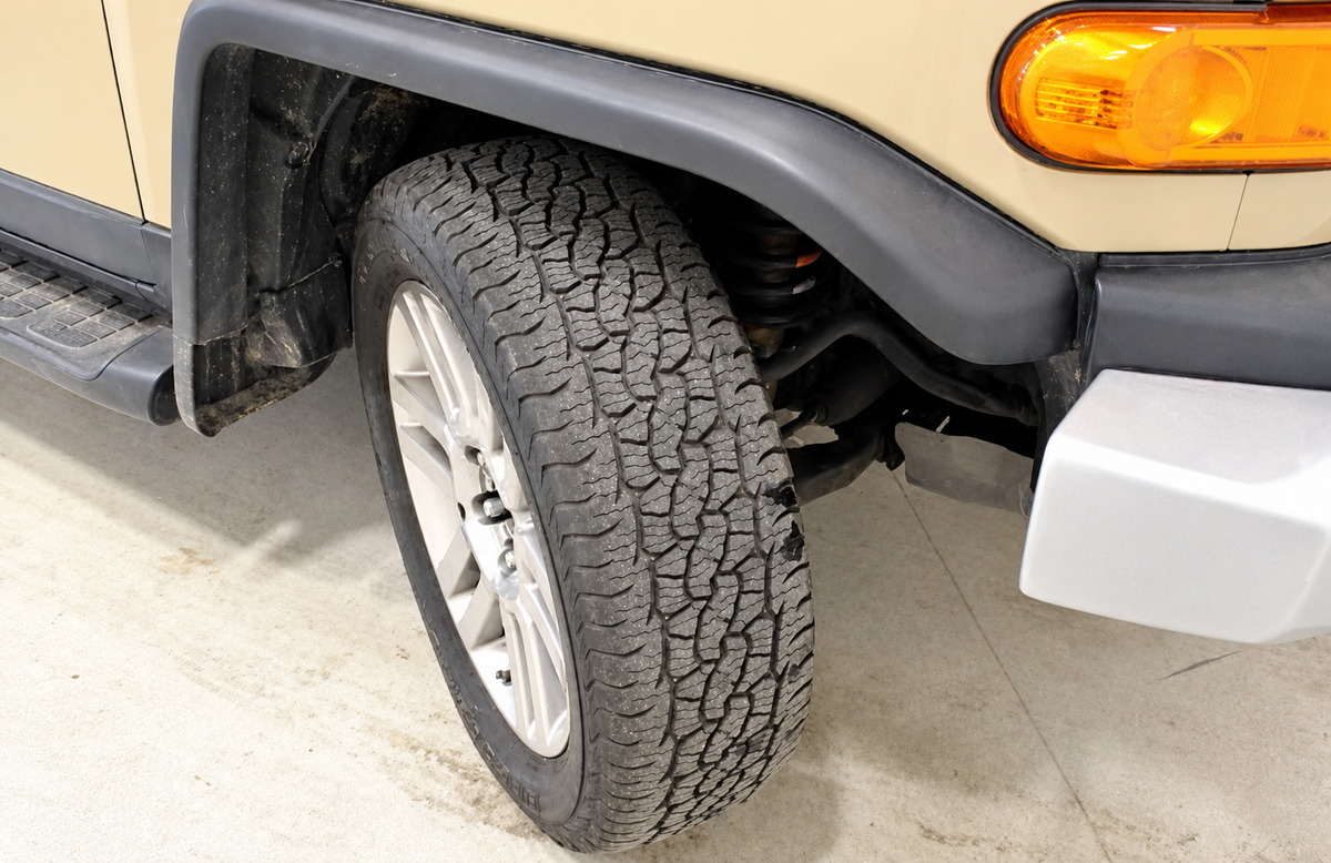 2013 Toyota FJ Cruiser tyre and side step