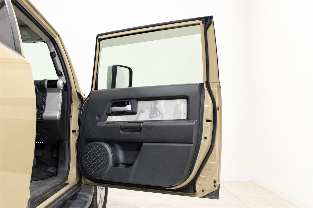 2013 Toyota FJ Cruiser driver's door open