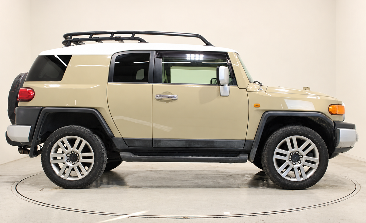 2013 Toyota FJ Cruiser side profile