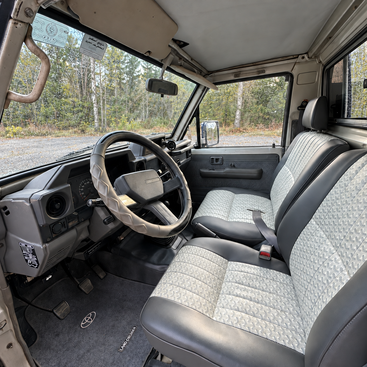 Toyota Land Cruiser 70 FZJ79 pickup floor mat detail